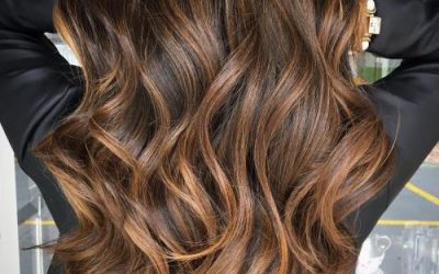 Balayage caramello: il colore da provare per i capelli castani (che piace anche alle star)