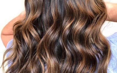 Vuoi scommettere su un balayage castano dorato senza essere una mora?